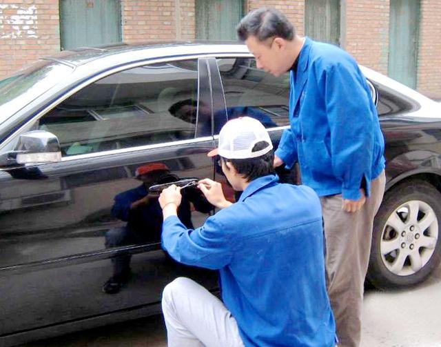 石渠汽车钥匙丢在车里面怎么办?